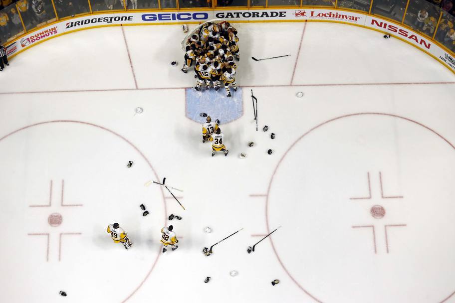 Nashville Usa Hockey ghiaccio Finale. Festeggiamenti della squadra Pittsburgh Penguins che ha battuto Nashville Predators (Reuters)